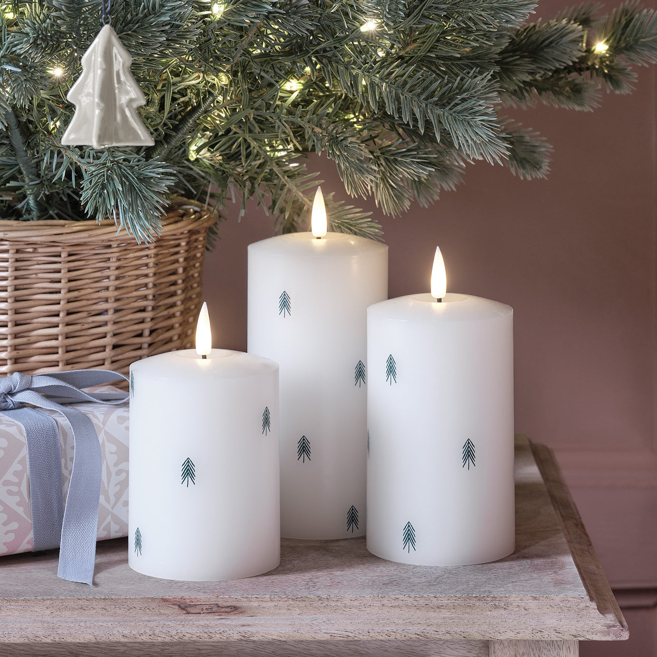 3 Bougies Piliers TruGlow® à Motifs Sapins de Noël et Télécommande