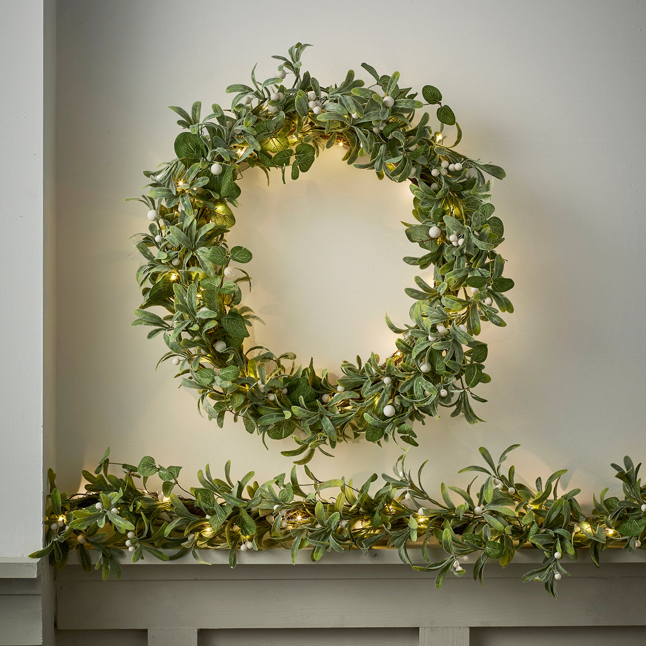 Couronne de Noël Pré-éclairée de 60 cm, en Gui et Eucalyptus