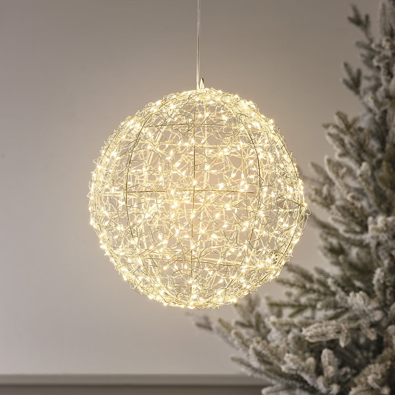 Boule Lumineuse Argentée à Suspendre de 28 cm,  à 400 LED Blanc Chaud