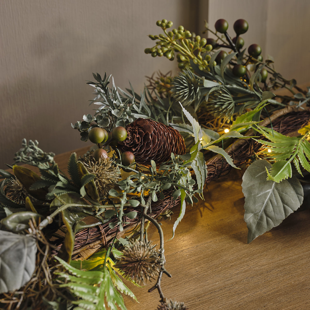 Guirlande Automne-Hiver Pré-éclairée à Feuilles Vertes et Pommes de Pin, de 1,5 m