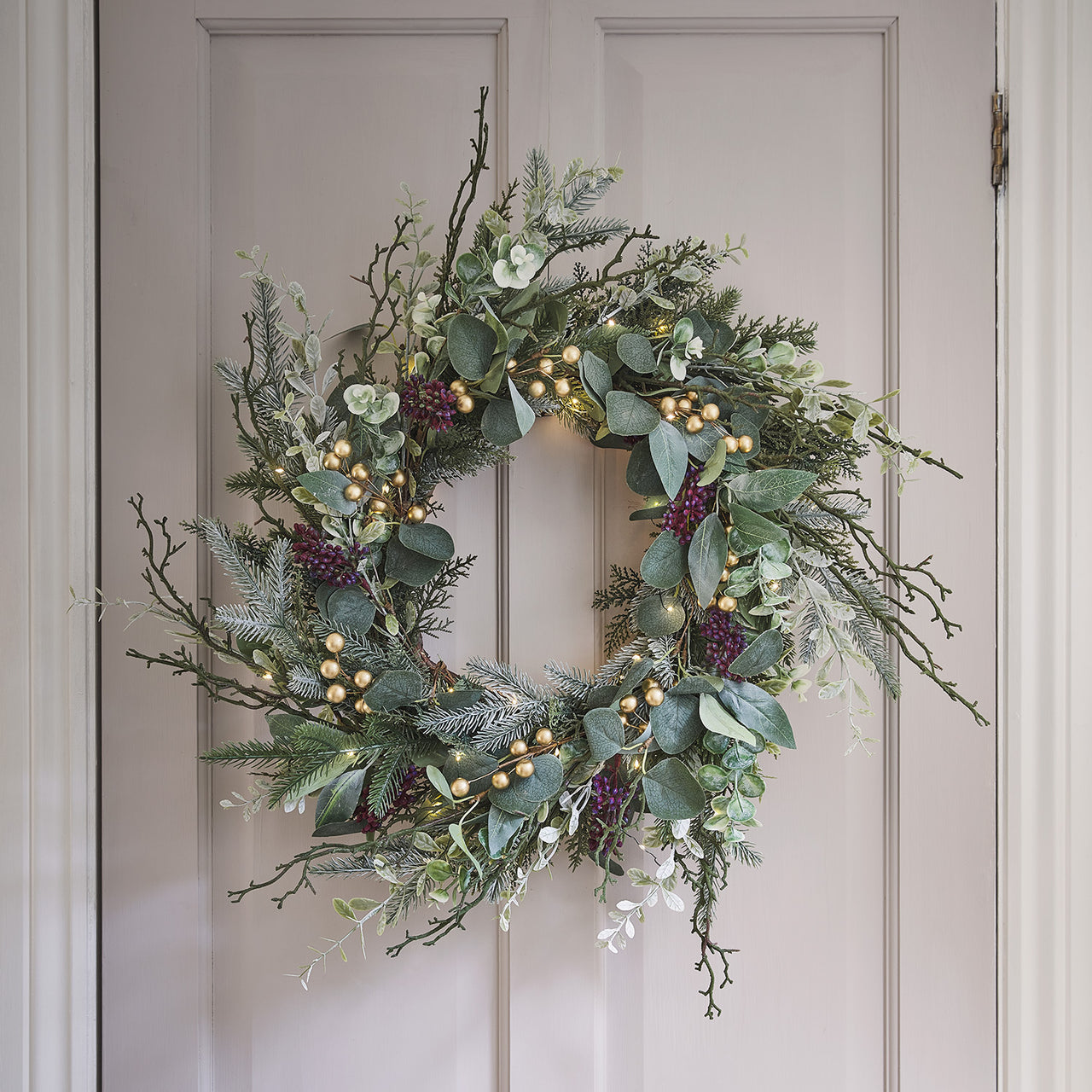 Lot de Couronne Pré-éclairée de 45 cm en Eucalyptus, avec Bougies de l'Avent TruGlow® et Porte-Bougie