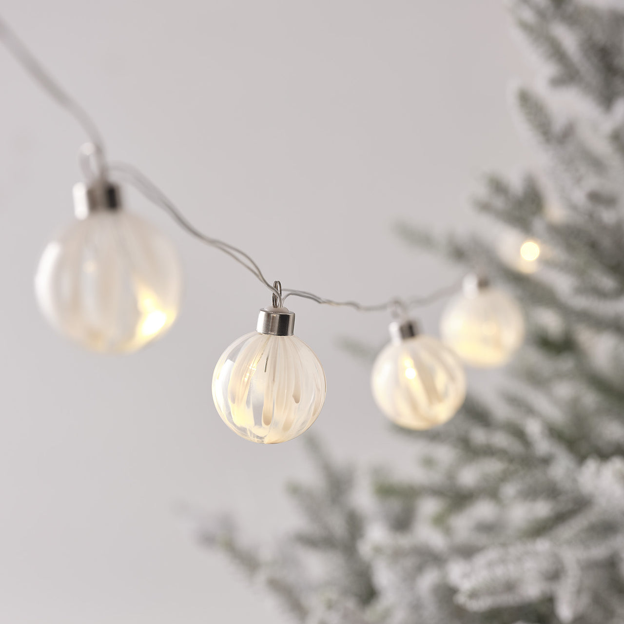 Guirlande Lumineuse à 10 Boules en Verre aux Détails Blancs