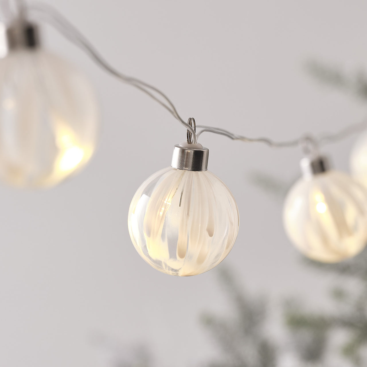 Guirlande Lumineuse à 10 Boules en Verre aux Détails Blancs