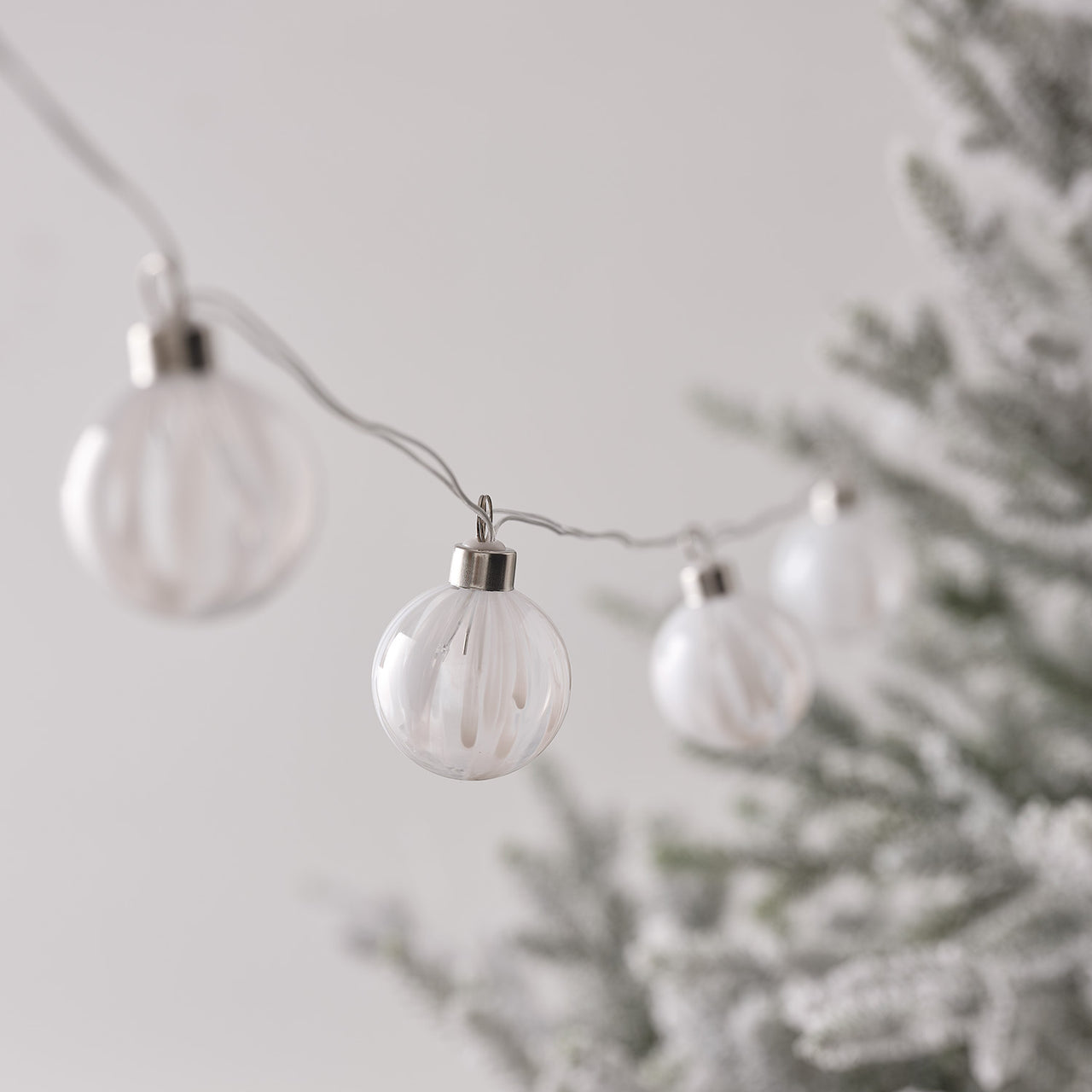 Guirlande Lumineuse à 10 Boules en Verre aux Détails Blancs