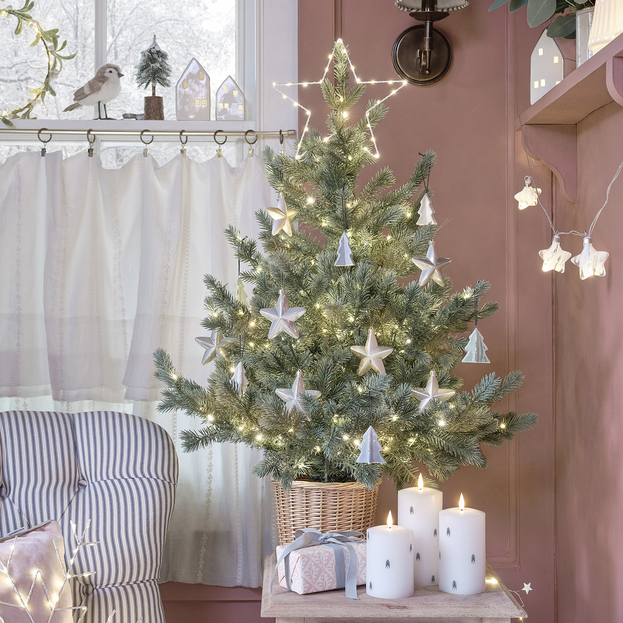 Sapin de Noël de 90 cm à LED Bicolores dans un Pot en Rotin