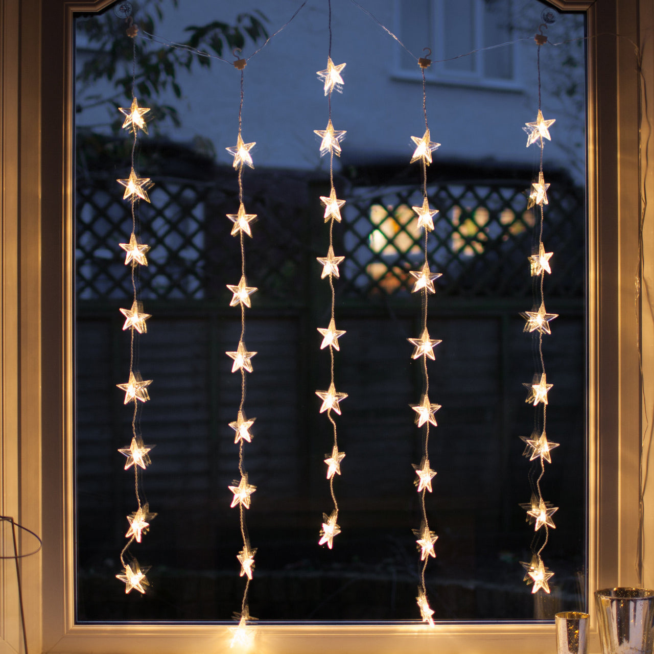 https://www.lights4fun.fr/cdn/shop/products/CSS-40-YW-EURO_Oslo-Star-Curtain-Fairy-Light-Indoor-Bay-Window-Close_P1.jpg?v=1571719704&width=1280