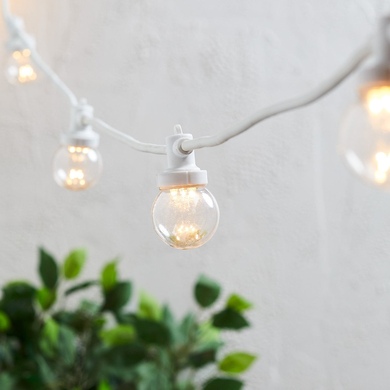 guirlande-guinguette-pro-connect-135m-270-led-blanc-chaud-cable-blanc-raccordable-ampoules-transparentes